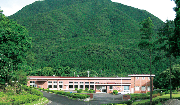 私たちが自信を持っておいしい製品を皆様にお届けします！ 写真：桜田工場長、製造スタッフ